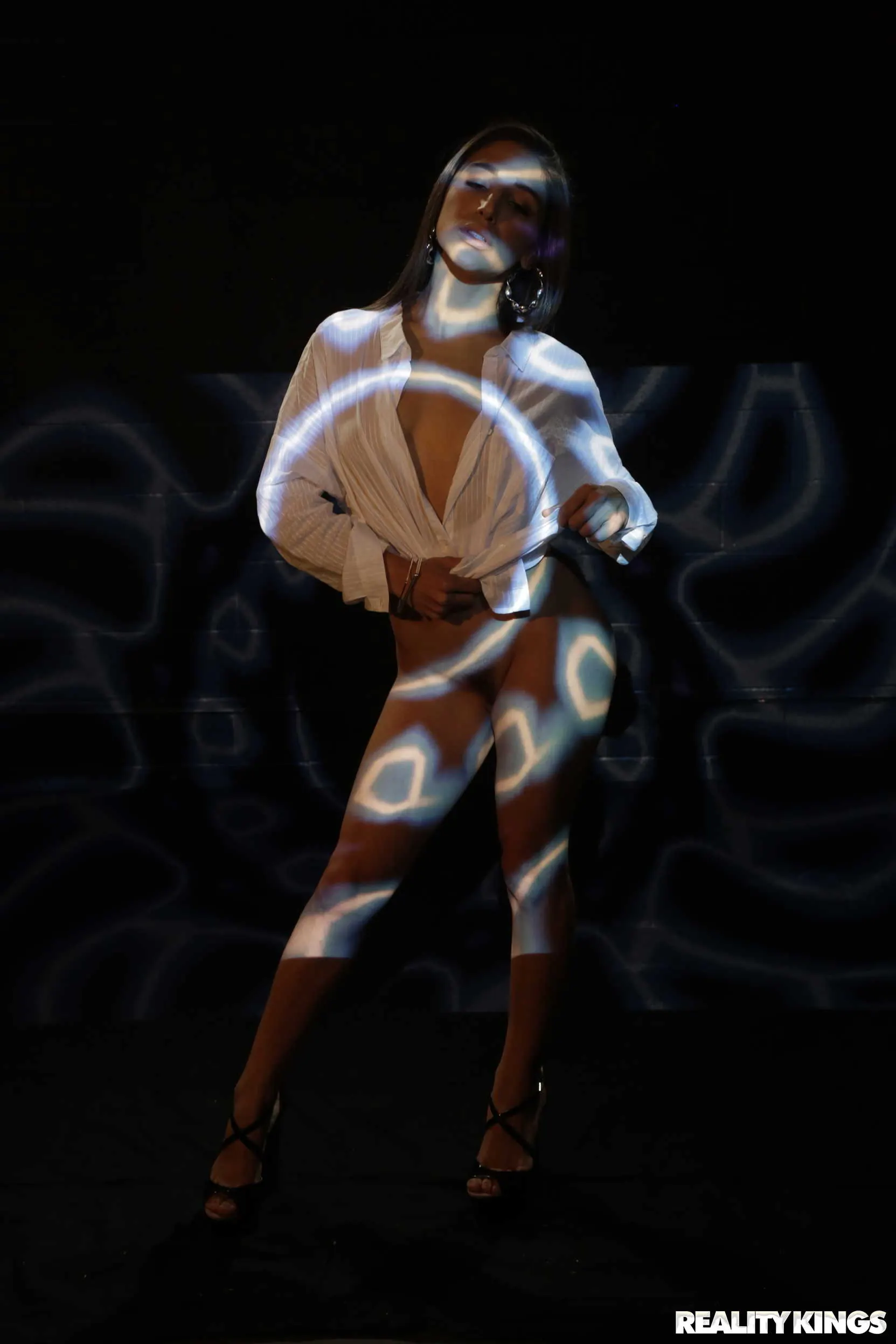 Reality Kings 'Highlighting Her Curves' starring Abella Danger (Photo 8)