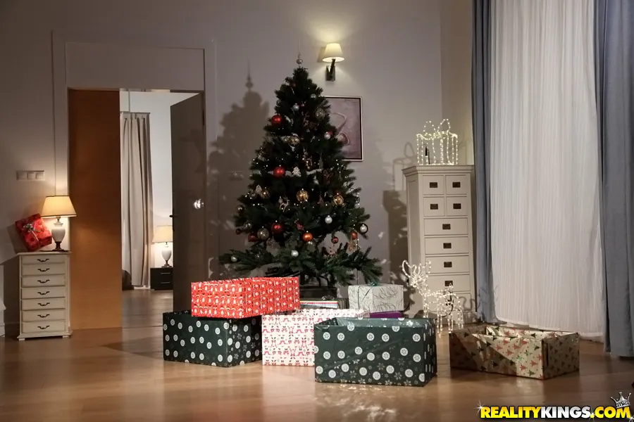 Amarna Miller in 'Dirty little santas' from 'Reality Kings' (Photo 1) Reality Kings 'Dirty little santas' starring Amarna Miller (Photo 1)