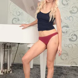 Ana Foxx in 'Reality Kings' Slutty Roommate (Thumbnail 1)