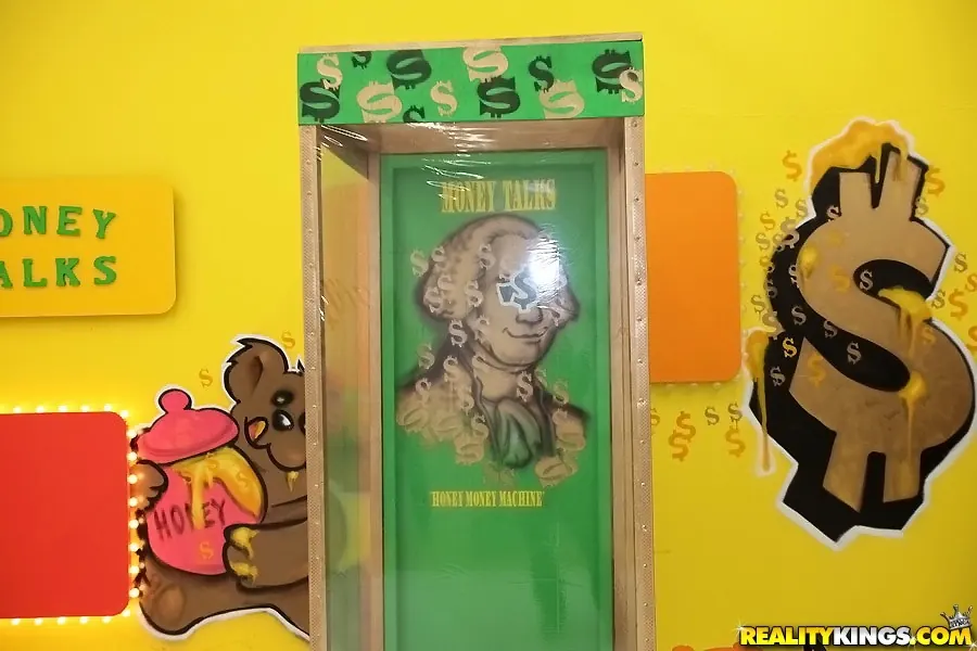 Reality Kings 'Give it to me' starring Aurora Monroe (Photo 1)