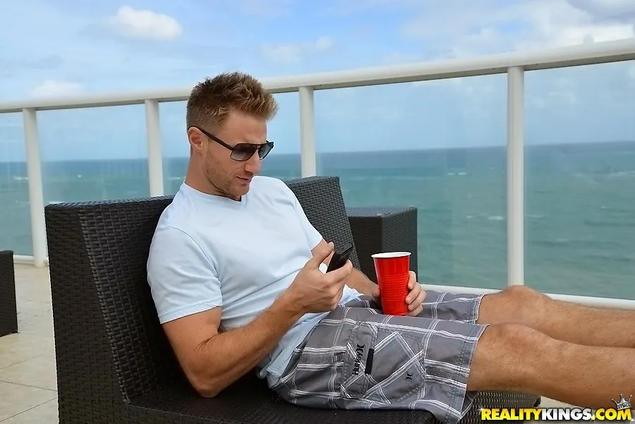 Reality Kings 'Vacation cooch' starring Deauxma (Photo 1)